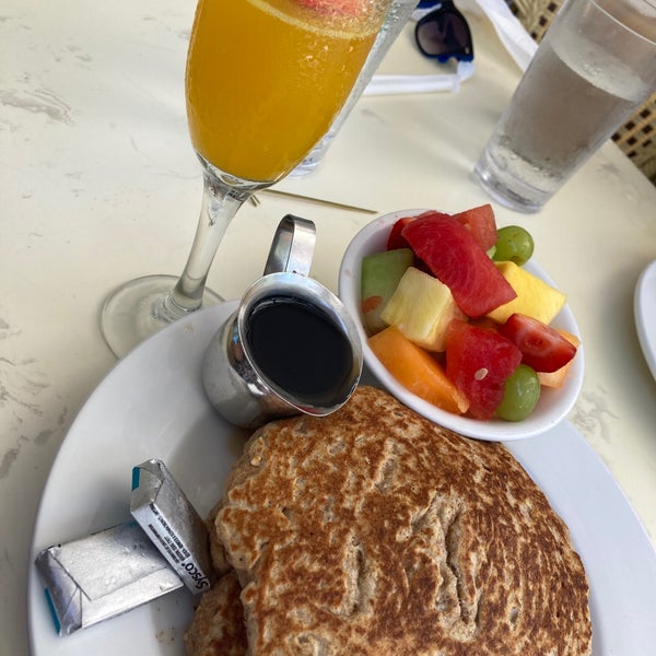 Perfect breakfast place! We had Migas (eggs mexican style) and grain pancakes and it was just delicious! Big portions and ypu can choose fruit salad on the side. Mimosa was also really good 😍
