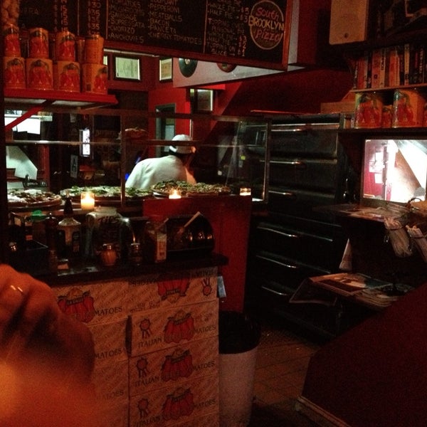 Снимок сделан в South Brooklyn Pizza пользователем Annya B. 9/14/2014