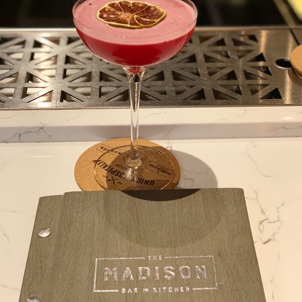 Foto tirada no(a) The Madison Bar &amp; Kitchen por Awilda M. em 5/11/2019