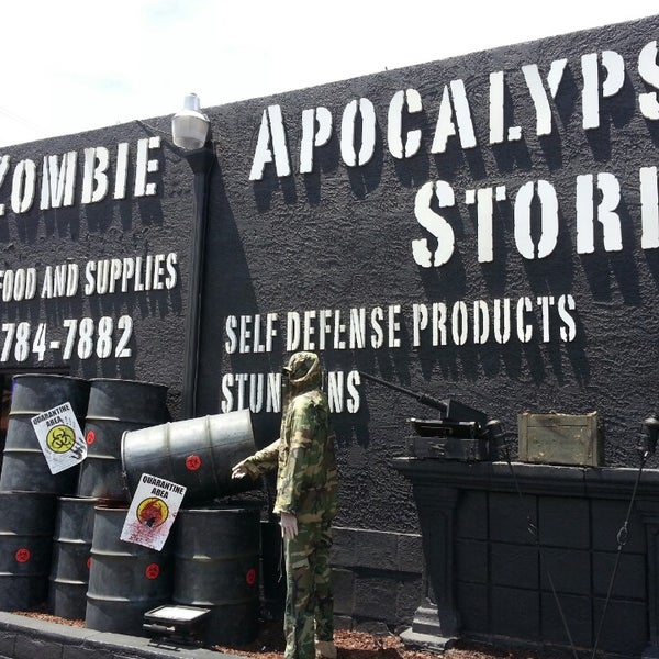 รูปภาพถ่ายที่ Zombie Apocalypse Store โดย Stardust F. เมื่อ 5/17/2013