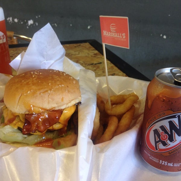 รูปภาพถ่ายที่ Marshall&#39;s Burger โดย Ateng R. เมื่อ 6/18/2014