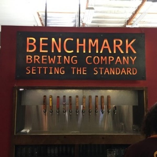 Foto tirada no(a) Benchmark Brewing Company por Steve B. em 4/2/2016