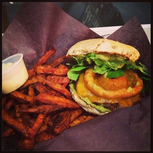 Das Foto wurde bei Burgers n&#39; Fries Forever von Gem S. am 10/23/2013 aufgenommen