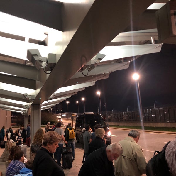 Newark AirTrain Station P4 Straßenbahnhaltestelle am Flughafen in Newark Airport and Port Newark