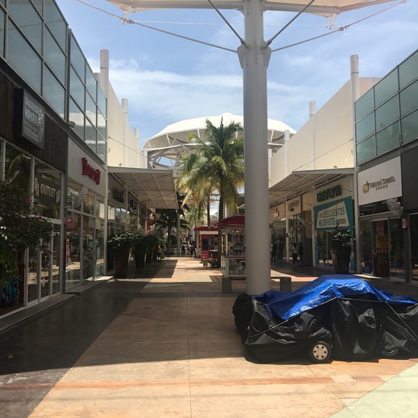 5/26/2017 tarihinde Alejandro D.ziyaretçi tarafından Las Plazas Outlet'de çekilen fotoğraf