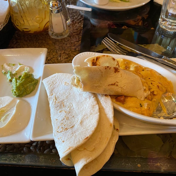 Das Foto wurde bei Refried Beans Mexican Restaurant von Erlie P. am 3/12/2020 aufgenommen