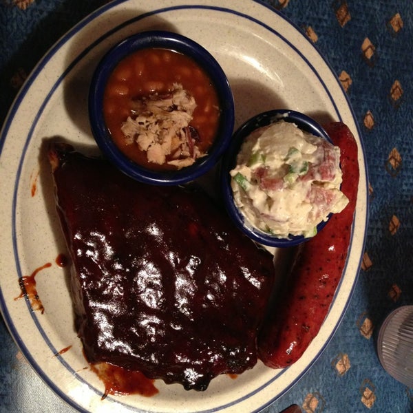 8/11/2013 tarihinde Erlie P.ziyaretçi tarafından Red Hot &amp; Blue  -  Barbecue, Burgers &amp; Blues'de çekilen fotoğraf