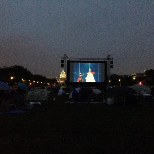 Photo taken at Screen on the Green by Erlie P. on 8/12/2014