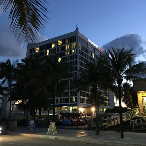Foto scattata a Courtyard Fort Lauderdale Beach da Erlie P. il 5/6/2016
