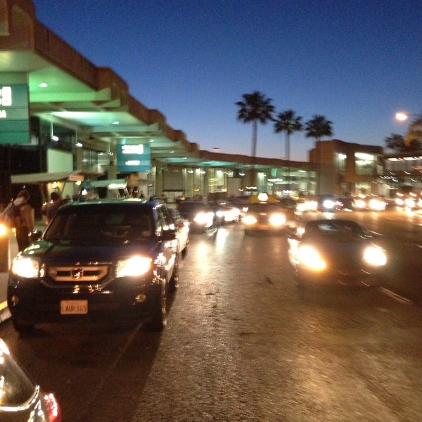 Foto tirada no(a) San Diego International Airport (SAN) por Peter B. em 5/13/2013