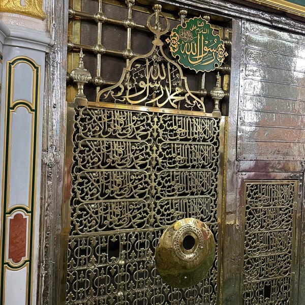 Photo taken at قبر الرسول صلى الله عليه وسلم Tomb of the Prophet (peace be upon him) by محمد الدبيان on 4/15/2023
