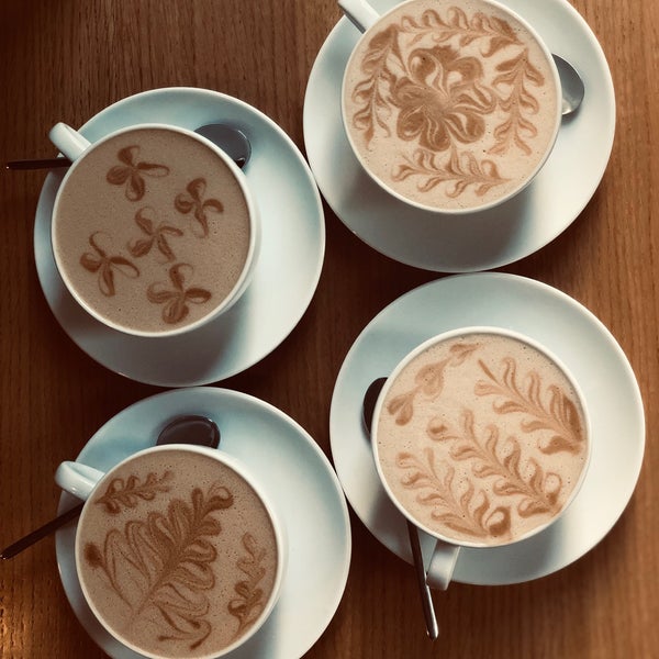 รูปภาพถ่ายที่ Double B Coffee &amp; Tea โดย Miruna เมื่อ 10/19/2019