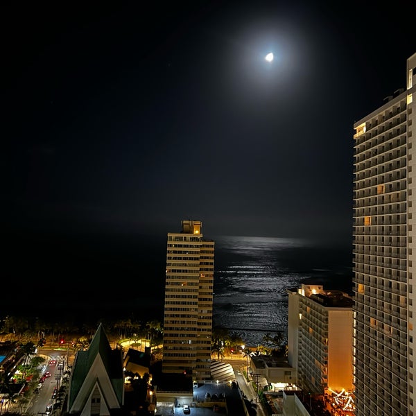 Das Foto wurde bei Hilton Waikiki Beach von O! am 5/20/2024 aufgenommen