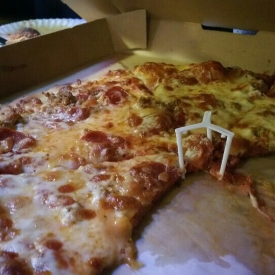 Das Foto wurde bei Joey Brooklyn&#39;s Famous Pizza von Walter W. am 11/16/2015 aufgenommen