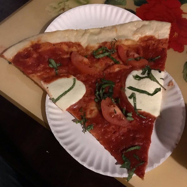 Foto tirada no(a) Spinelli&#39;s Pizzeria por Ahmad🍕 em 4/7/2019