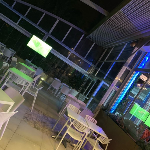 aqua-lounge-coffee-shop-in-les-berges-du-lac