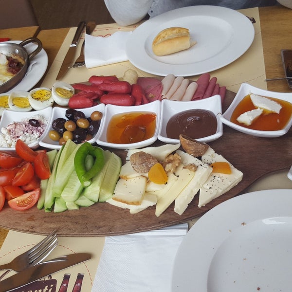 Das Foto wurde bei Ve Cafe &amp; Restaurant von Gülcan am 12/29/2017 aufgenommen