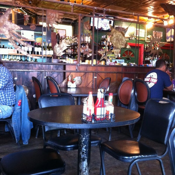 3/4/2013 tarihinde Phillip L.ziyaretçi tarafından Schiro&#39;s Cafe &amp; Bar'de çekilen fotoğraf