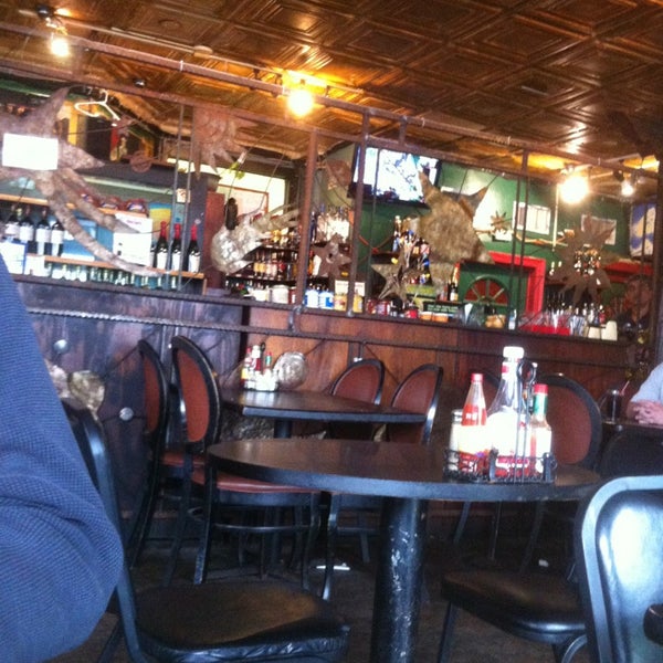 2/4/2013 tarihinde Phillip L.ziyaretçi tarafından Schiro&#39;s Cafe &amp; Bar'de çekilen fotoğraf