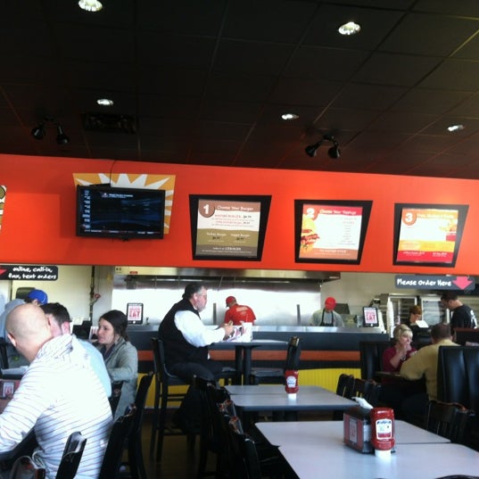 Снимок сделан в MOOYAH Burgers, Fries &amp; Shakes пользователем Lance &. 11/11/2012