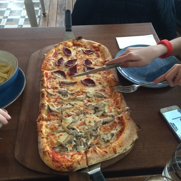 Foto diambil di Metre Pizza oleh u.f.u.c.k. pada 3/31/2018