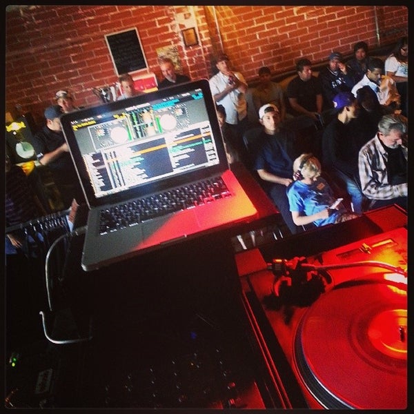 4/27/2014 tarihinde VER5Eziyaretçi tarafından Scratch DJ Academy LA'de çekilen fotoğraf