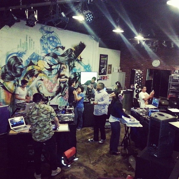 4/11/2014 tarihinde VER5Eziyaretçi tarafından Scratch DJ Academy LA'de çekilen fotoğraf