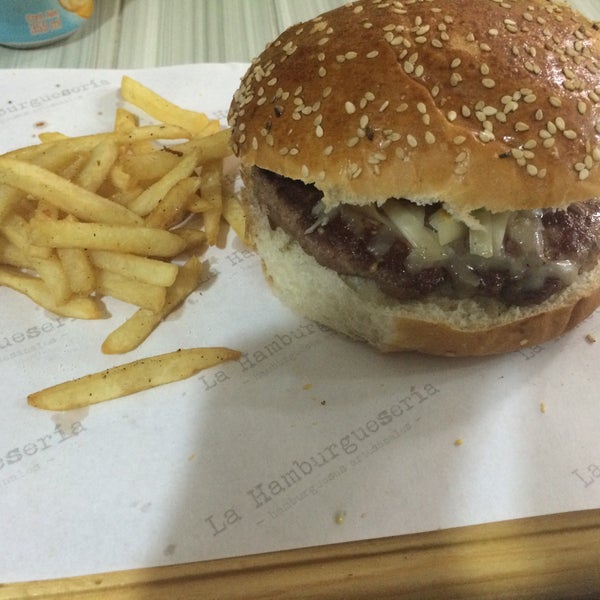 Foto tomada en La Hamburgueseria, hamburguesas artesanales  por Edgar V. el 5/31/2015