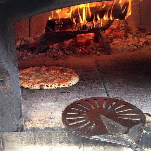 Foto diambil di Maggie&#39;s Farm Wood-Fired Pizzeria oleh Maggie&#39;s Farm Wood-Fired Pizzeria pada 3/19/2019