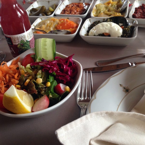 Снимок сделан в Bursa Evi İskender Restaurant пользователем Büşra B. 3/14/2015