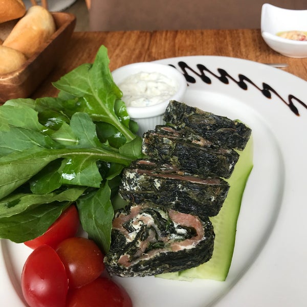 Das Foto wurde bei Ve Cafe &amp; Restaurant von Ateş C. am 2/21/2018 aufgenommen