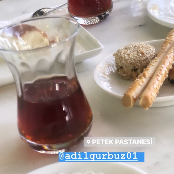 Foto diambil di İnci Pastanesi oleh 𝒟𝑒𝓇𝓎𝒶 . pada 12/18/2019
