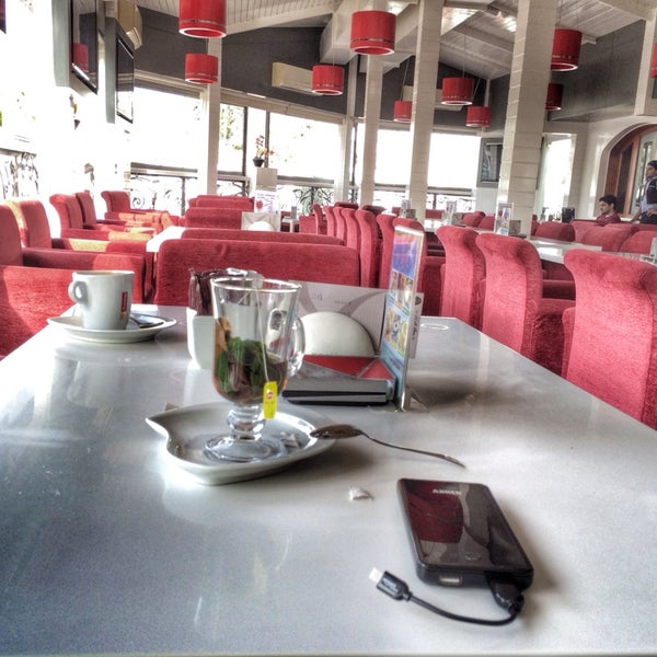 Foto tirada no(a) Maxine Cafe &amp; Restaurant مطعم ماكسين por Ahmed em 2/18/2014