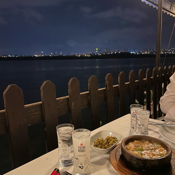 Foto scattata a Papuli Restaurant da Özgür il 8/23/2022