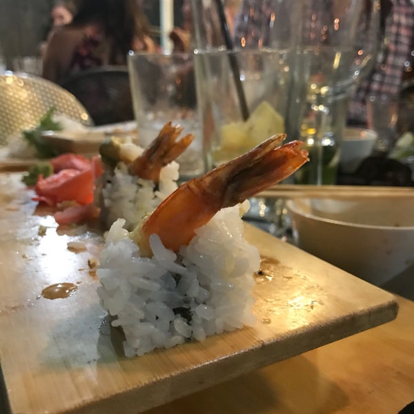 รูปภาพถ่ายที่ Nama Sushi Bar โดย Kevin L. เมื่อ 4/14/2018