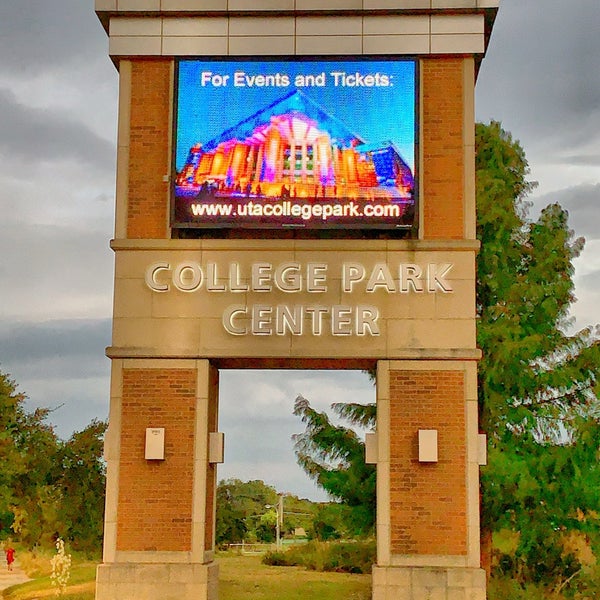 Foto tirada no(a) College Park Center por Larry T. em 10/7/2019