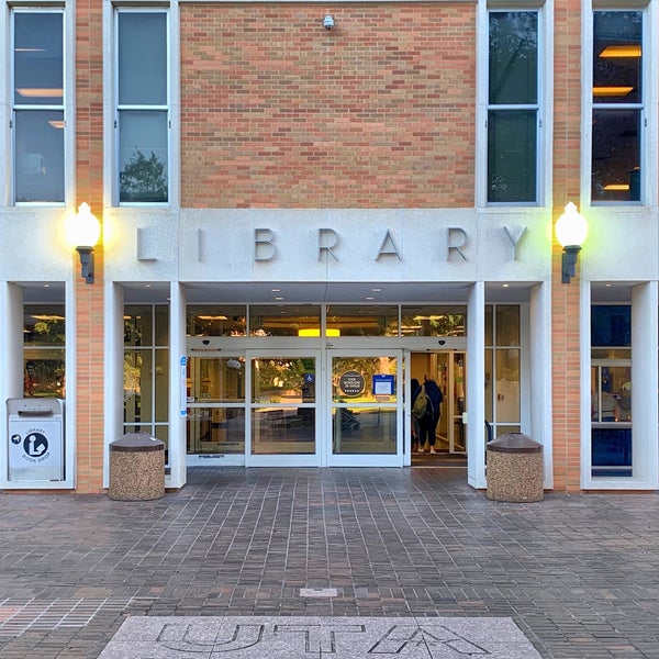 Foto tomada en UTA Library  por Larry T. el 10/18/2019