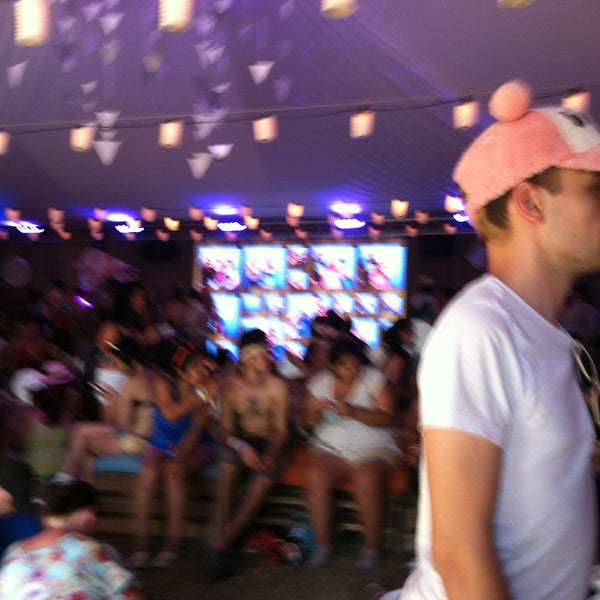 4/20/2013 tarihinde Tsheilyna T.ziyaretçi tarafından H&amp;M Loves Music Tent at Coachella'de çekilen fotoğraf