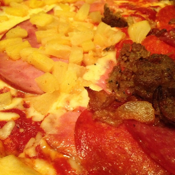 Foto diambil di Frankie&#39;s Pizza &amp; Pasta oleh Cyn D. pada 9/25/2013