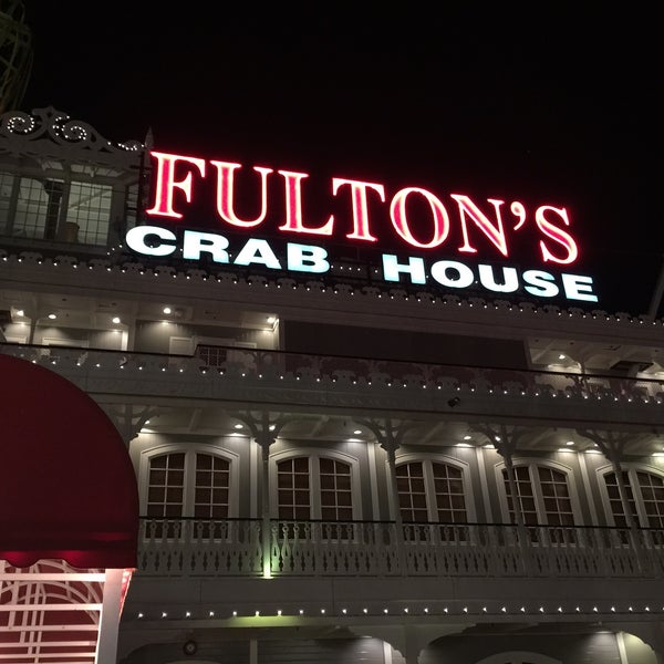 รูปภาพถ่ายที่ Fulton&#39;s Crab House โดย William B. เมื่อ 5/26/2015