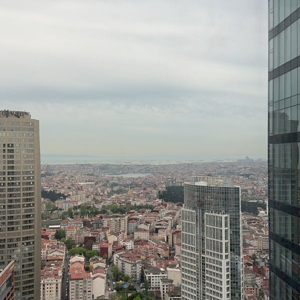 Foto diambil di Hilton Istanbul Bomonti Hotel &amp; Conference Center oleh Bader . pada 4/22/2024