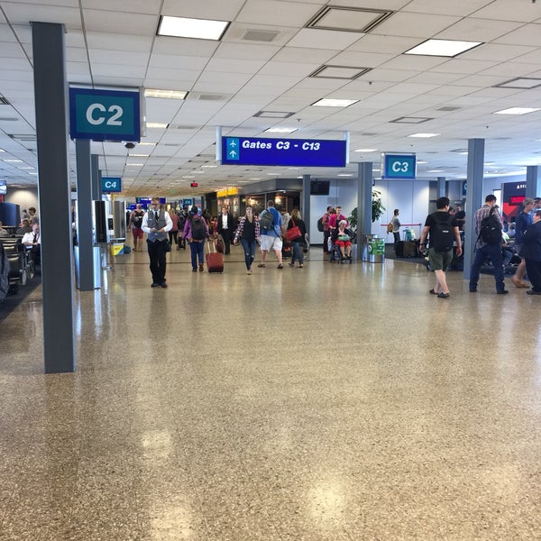 รูปภาพถ่ายที่ Salt Lake City International Airport (SLC) โดย Sean M. เมื่อ 7/30/2017