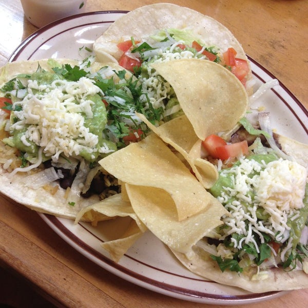 Foto diambil di Dos Burritos Mexican Restaurant oleh Erin L. pada 6/15/2013