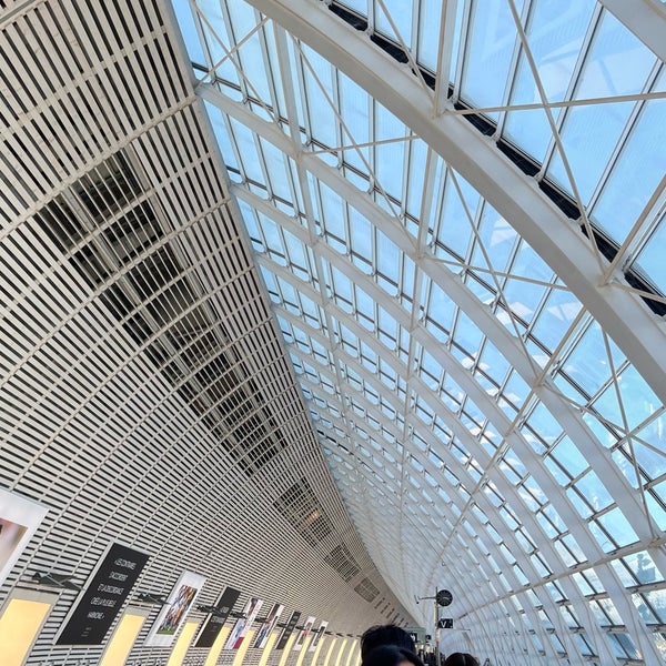 Foto diambil di Gare SNCF d&#39;Avignon TGV oleh K T. pada 11/12/2023