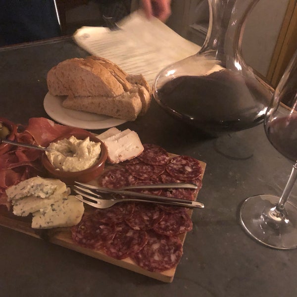 One of best wine bars. Recommend Paul’s luxury plate& Gaja - Ca’Marcanda Magari Bolgheri. To add on, the atmosphere is nice and cozy. Staffs are very nice. Will definitely come back.