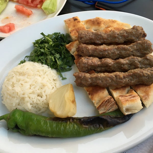 รูปภาพถ่ายที่ Özdoyum Restaurant โดย Serhan D. เมื่อ 7/3/2016
