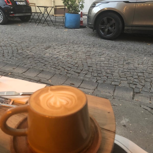 รูปภาพถ่ายที่ Glow Coffee โดย Özgeee เมื่อ 9/30/2022