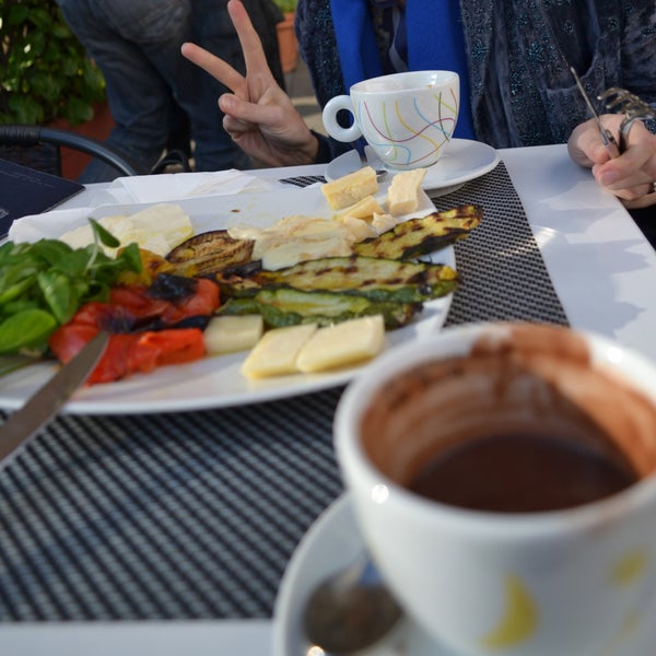 cheese platter for 2 (10 eur) with vegetables- incredibile che buono:), good choice of coffees, also decaf, ginseng coffee