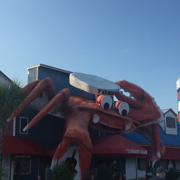 รูปภาพถ่ายที่ Giant Crab Seafood Restaurant โดย Justin F. เมื่อ 6/27/2016