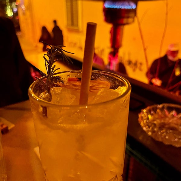 Das Foto wurde bei Moretenders&#39; Cocktail Crib von Algirdas S. am 1/8/2022 aufgenommen